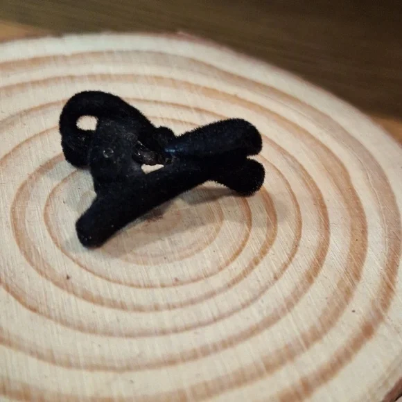 Black Velvet Hair Bow Clips - Picture 3 of 4